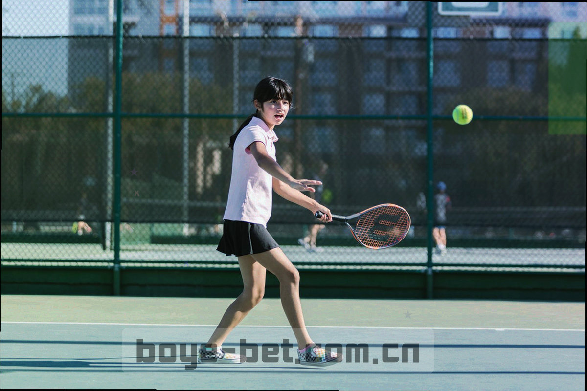 战术板特写，板面标有跑动箭头与位置记号，荧光青线条在深色底上格外醒目